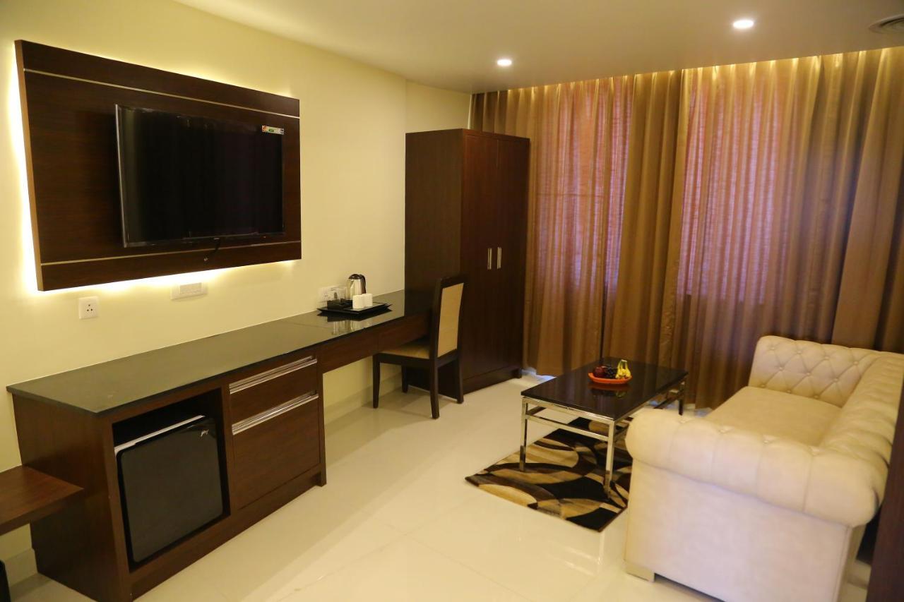 Отель Vsr Grand Madanapalle Экстерьер фото